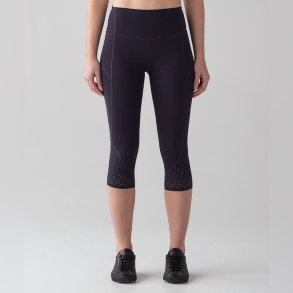 Lululemon Anew Crop (21") in Black Grape Size 6. - Picture 11 of 16